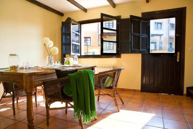 Apartamentos Santillana Del Mar Bagian luar foto