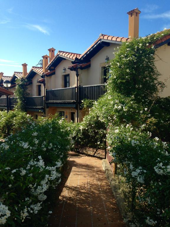 Apartamentos Santillana Del Mar Bagian luar foto
