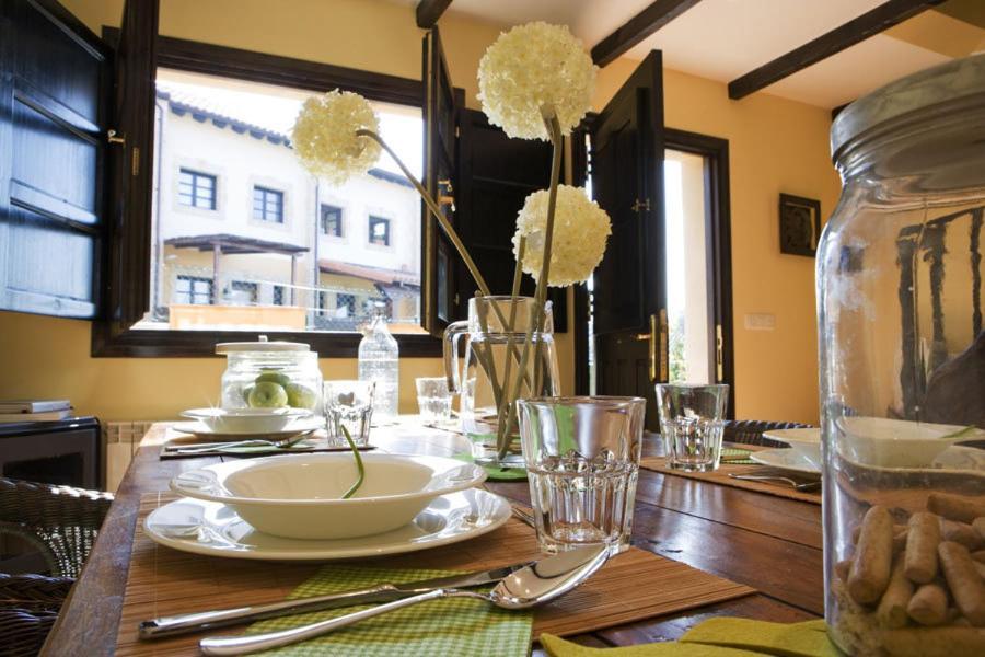 Apartamentos Santillana Del Mar Bagian luar foto