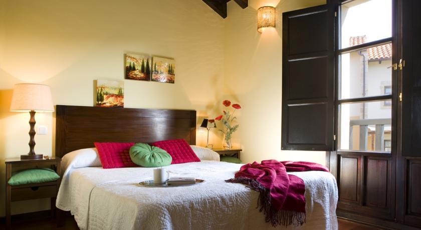 Apartamentos Santillana Del Mar Bagian luar foto